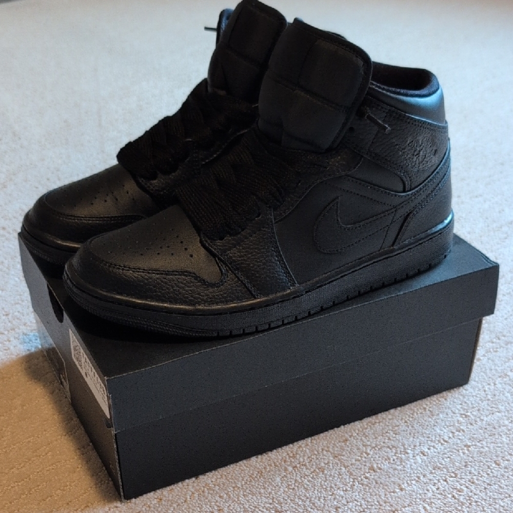 Jordan 1 Mid Sneakers